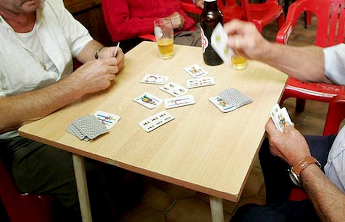 Coronavirus, giocavano a carte in strada: 7 arresti a Roma, altri 43 denunciati