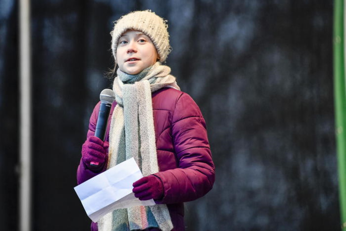 Greta Thunberg, adesivi della compagnia petrolifera incitano alla violenza