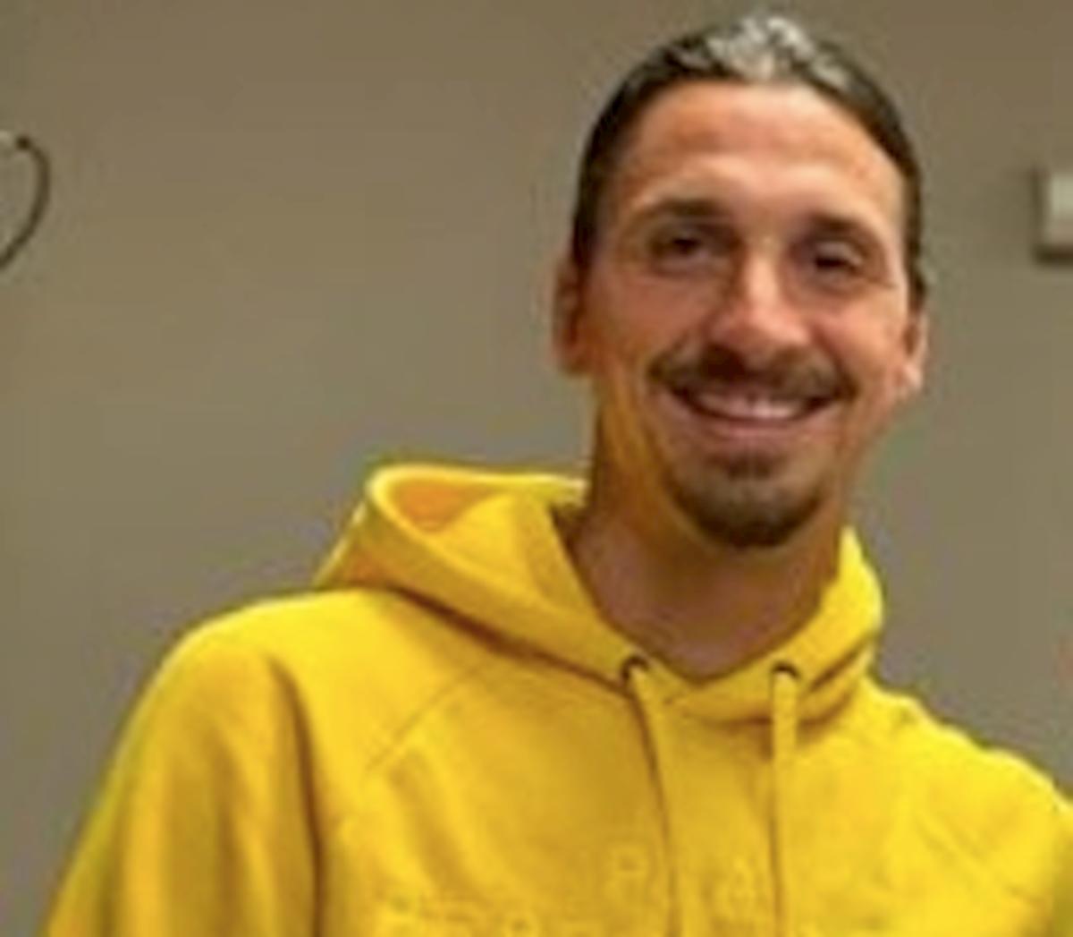 Coronavirus, Ibrahimovic si allena in casa con circuiti e cyclette