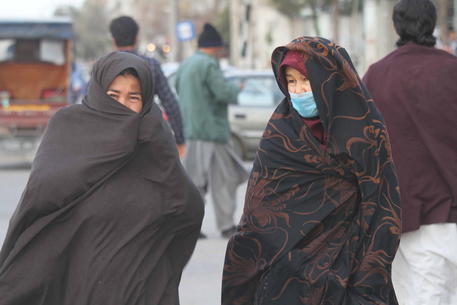 Coronavirus, in Iran per le vittime centinaia di fosse nel cimitero di Qom