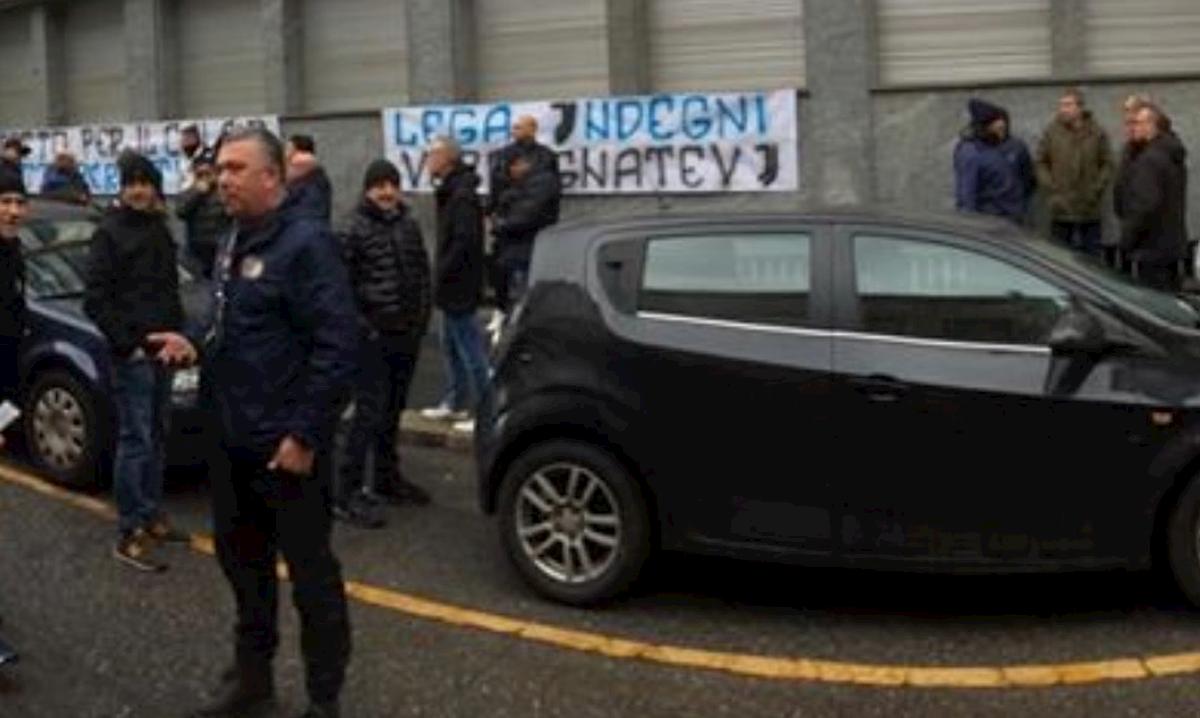 Inter, Curva Nord protesta sotto la Lega Calcio: "Vergognatevi siete pro Juventus"