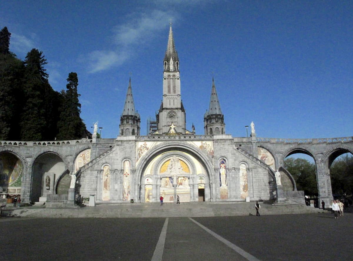 Coronavirus chiude anche Lourdes. Prima volta per il santuario della Madonna