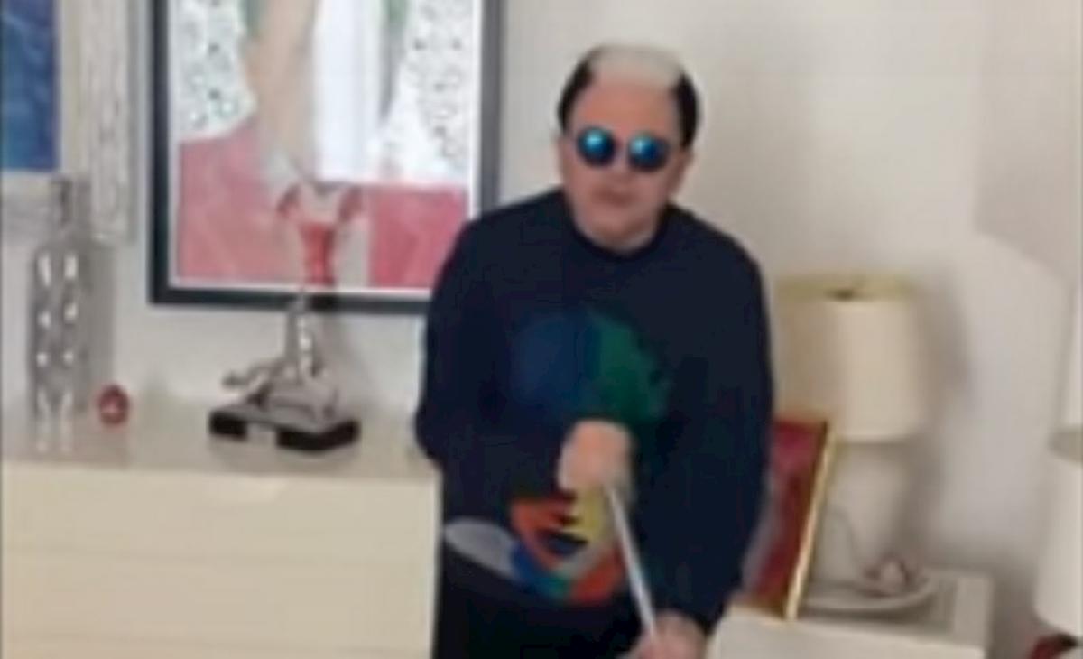 Coronavirus, l’appello di Malgioglio mentre fa le pulizie: "Io resto a casa, fatelo anche voi"