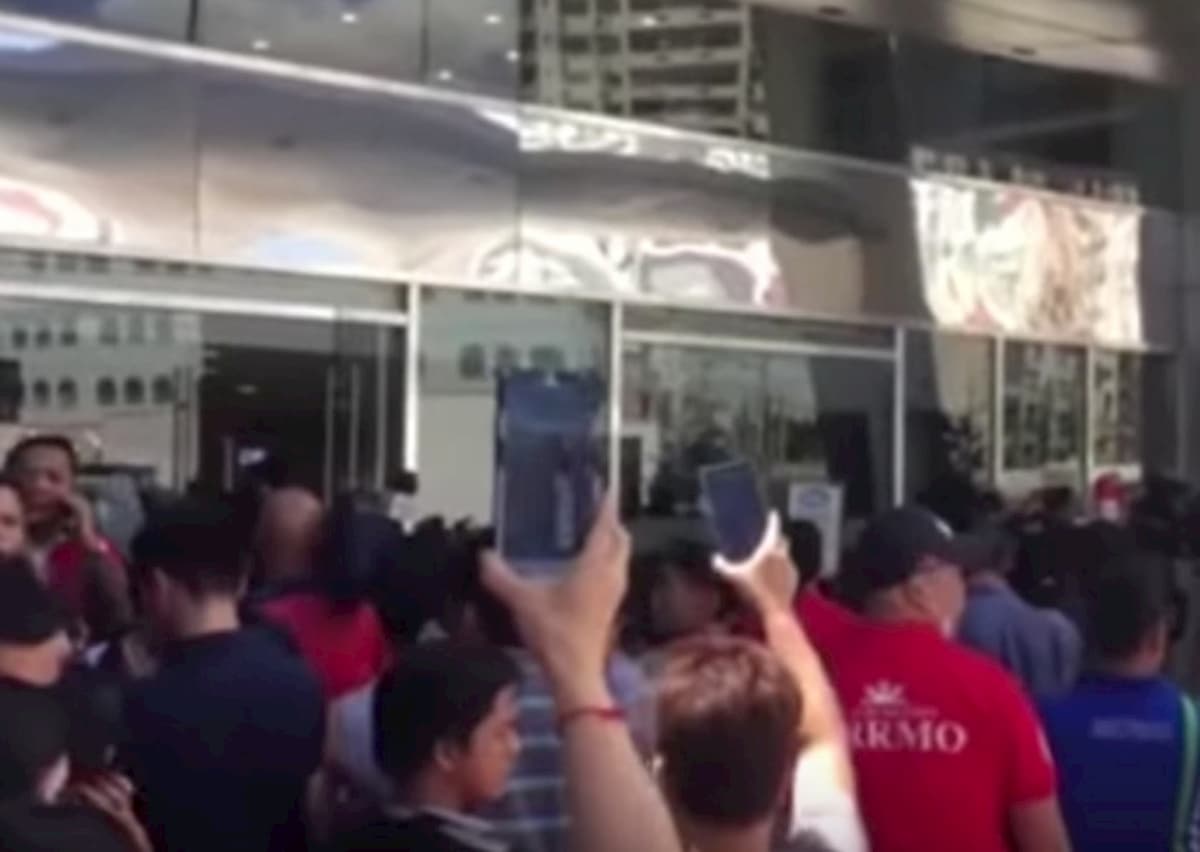 Filippine, addetto alla sicurezza licenziato prende ostaggi in un centro commerciale VIDEO