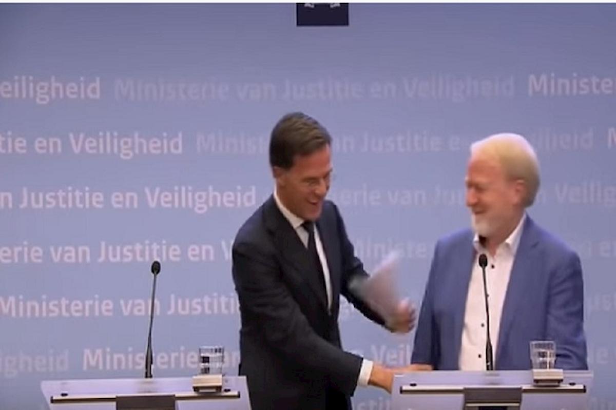 coronavirus stringere mani olanda