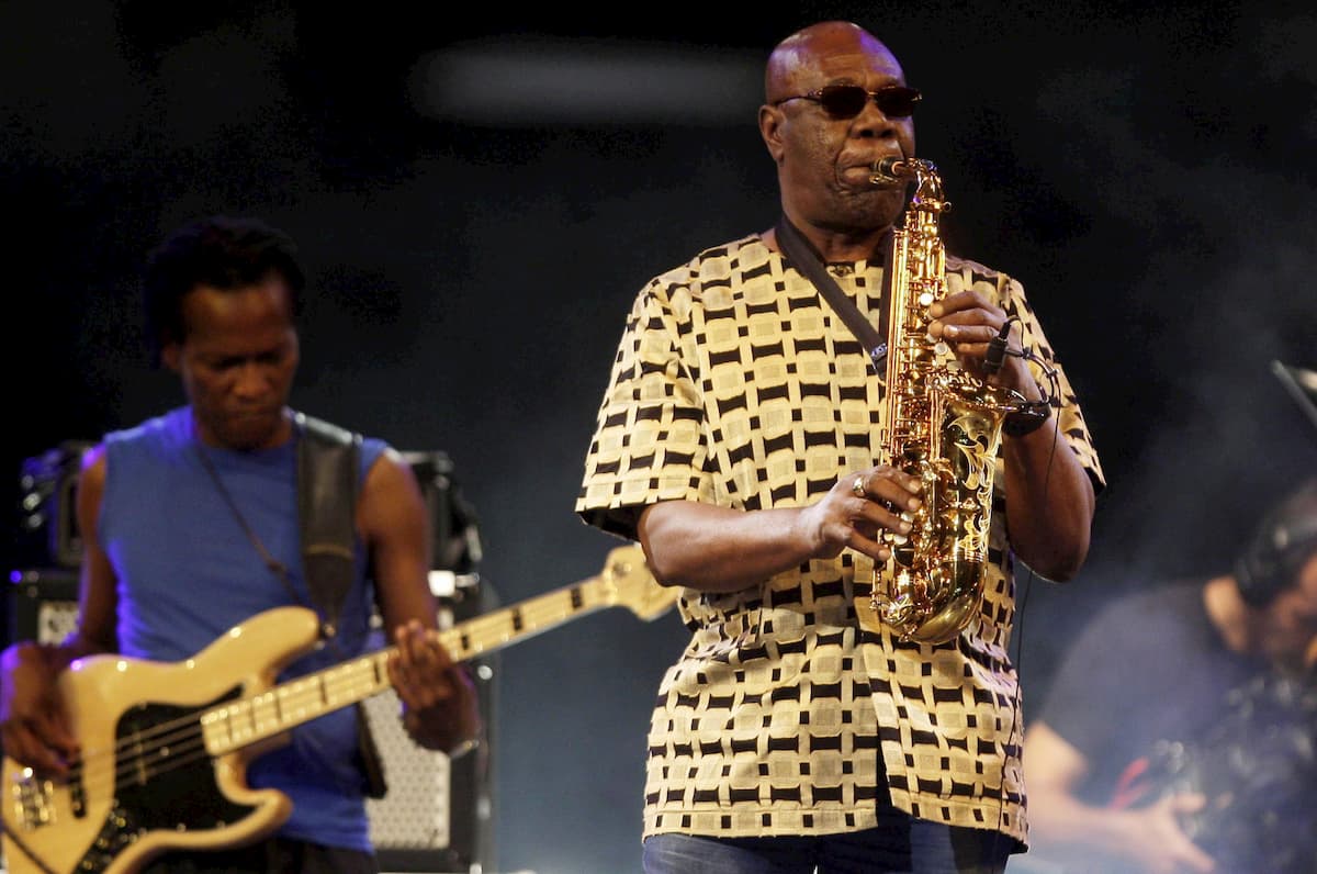 Manu Dibango è morto a Parigi di Coronavirus. Il sax africano che ha ridefinito il funky