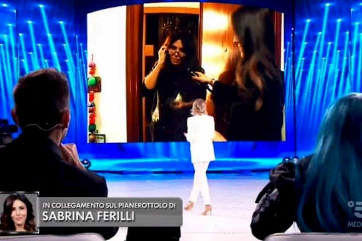 Amici serale, lo scherzo di Maria De Filippi a Sabrina Ferilli. Ma lei non fa entrare l'inviata