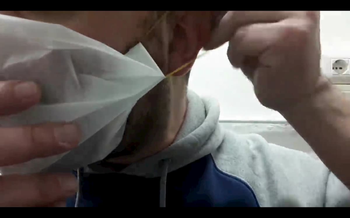 Coronavirus, come fare una mascherina fai da te: carta forno, elastici... VIDEO