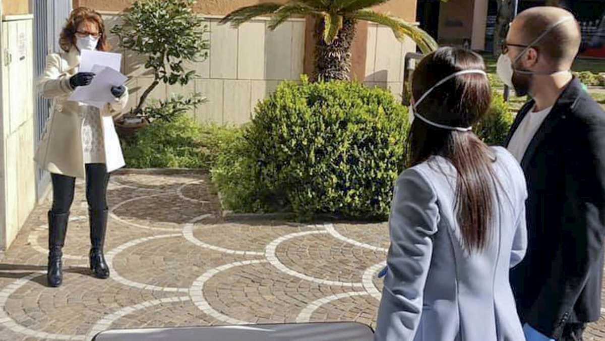 Coronavirus, matrimoni in chiesa non sono vietati. Ma solo con sposi e testimoni