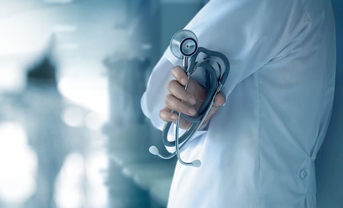 Coronavirus, dottoressa aggredita dal marito di una paziente con la febbre: "Mi dimetto"