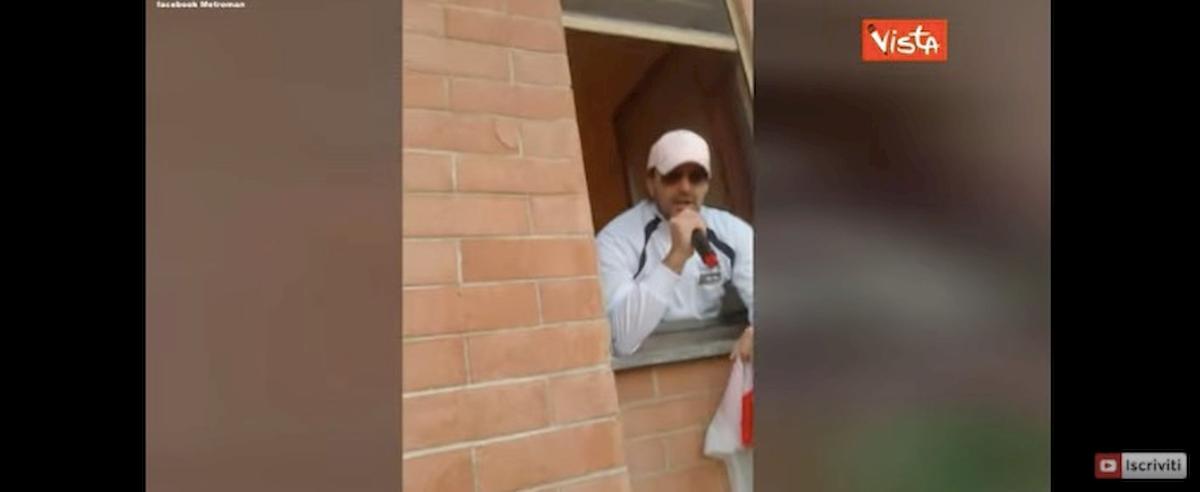 Metroman canta "Pazza Inter" dalla finestra del bagno VIDEO