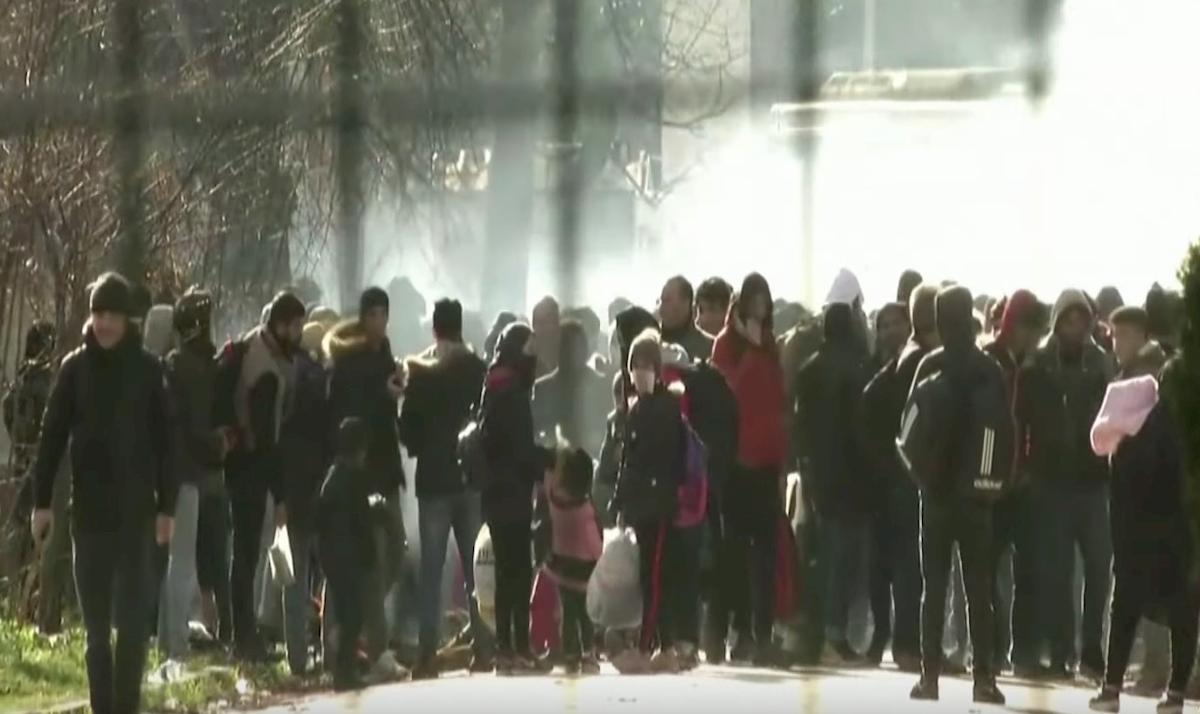 Migranti, polizia greca spara lacrimogeni al confine: i bimbi rischiano di soffocare