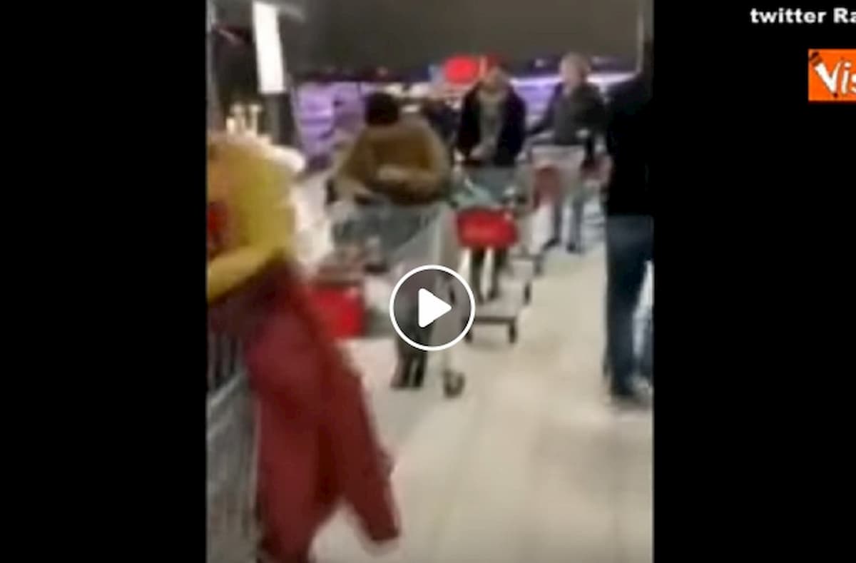 Supermercati Milano: lunghe code col carrello ma niente assalti come a inizio emergenza VIDEO