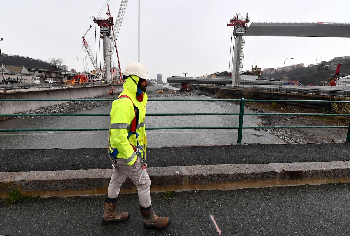 Coronavirus, operaio del Ponte Morandi positivo: altri 49 in quarantena