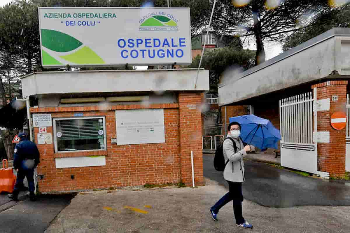 Napoli, troppa fila all'Ospedale Cotugno per fare il tampone: sputa su dottoressa e infermiere. Che vanno in quarantena