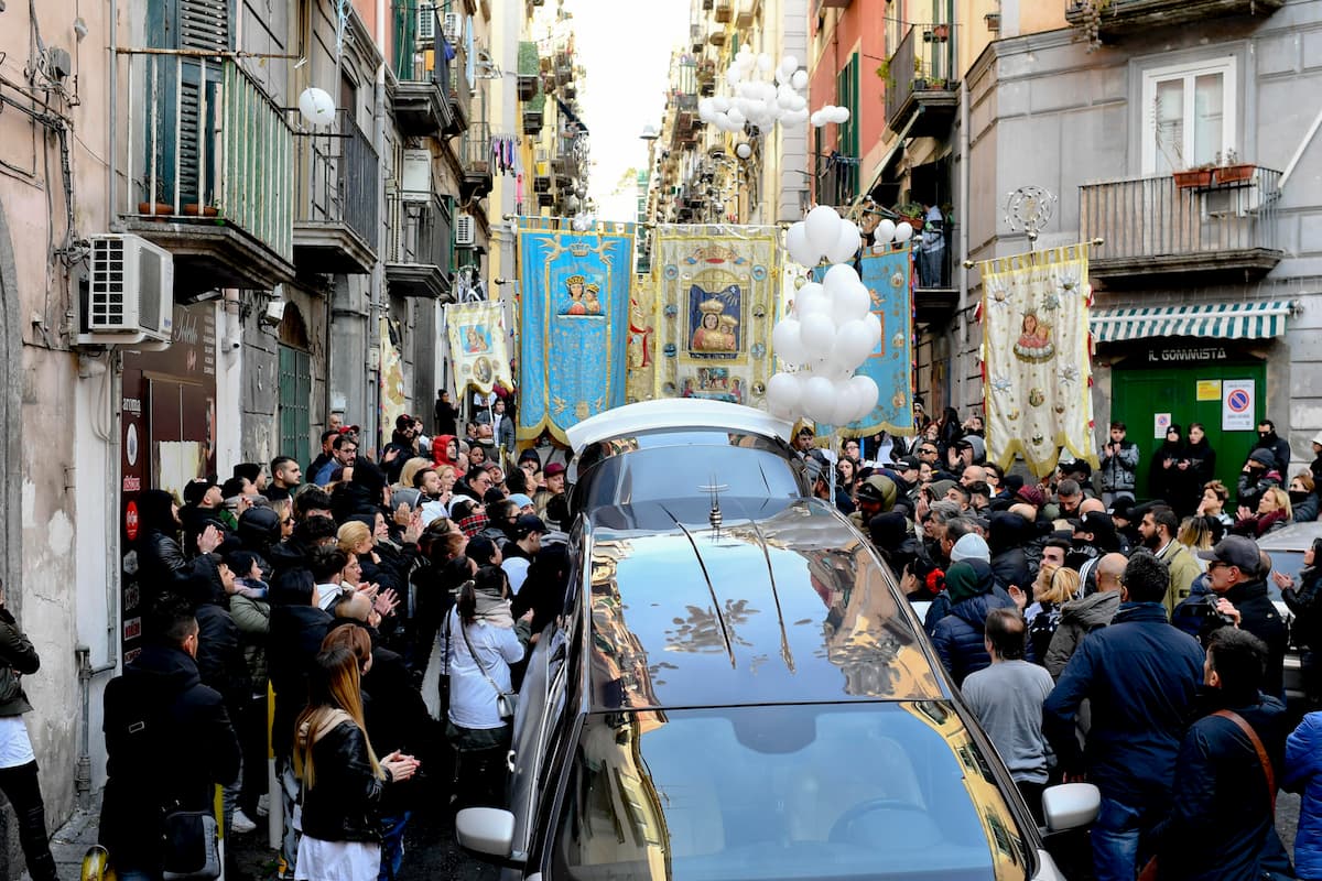 Ugo Russo, funerali a Napoli nonostante il divieto per coronavirus: scontri con la polizia