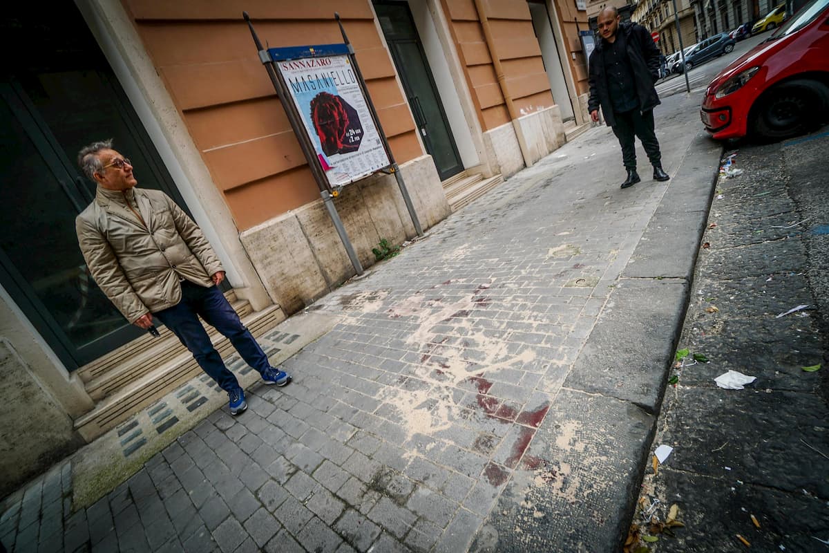 Napoli, il padre di Ugo Russo: "E' stata un'esecuzione". Il carabiniere: "Ho solo difeso me e la mia fidanzata"