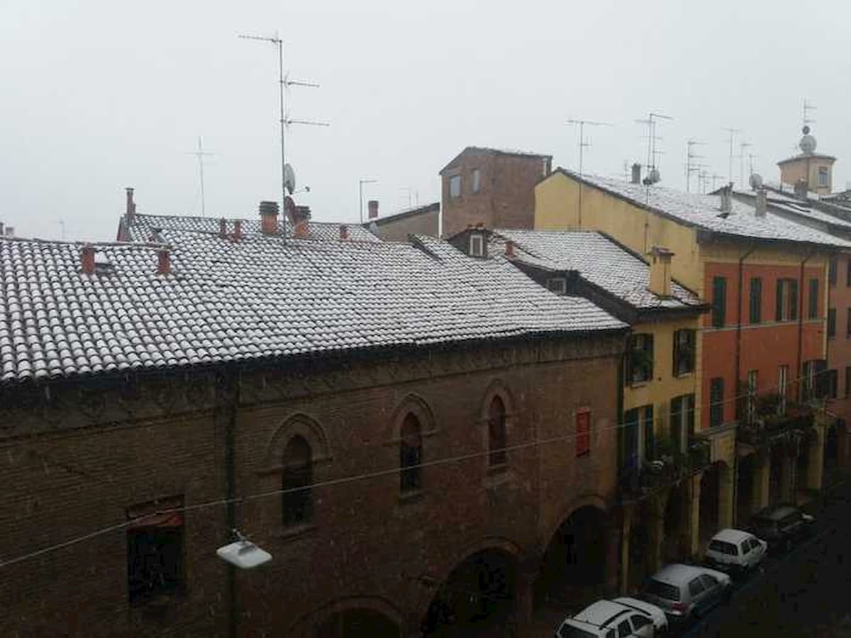 Maltempo: Eolie isolate, neve su Bologna e il Vesuvio, Liguria sotto zero