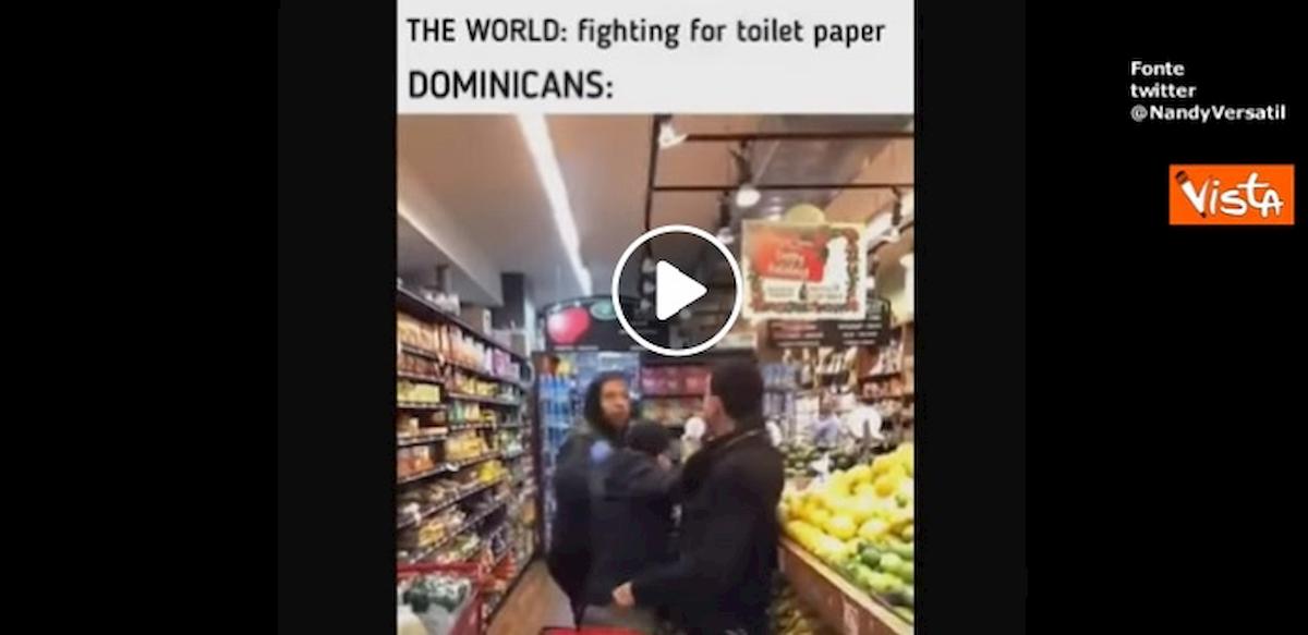 New York: fanno la spesa e litigano per un platano, effetto coronavirus