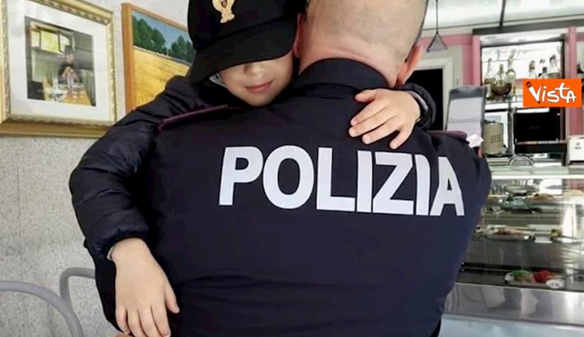 Coronavirus, la piccola Noemi chiama la Polizia: "Ringrazio voi e i medici, continuate ad essere meravigliosi" VIDEO