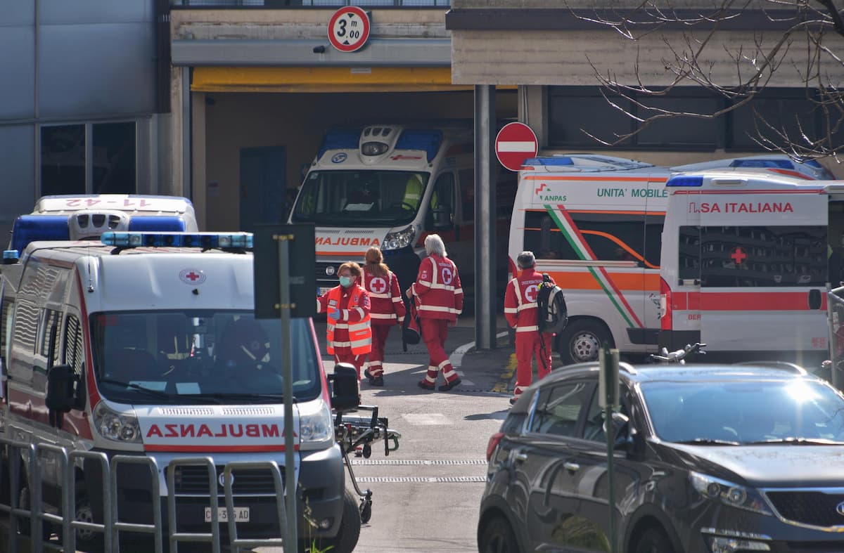 Coronavirus, a Bergamo paziente positivo scappa dall'ospedale. Caccia all'uomo in Val Brembana