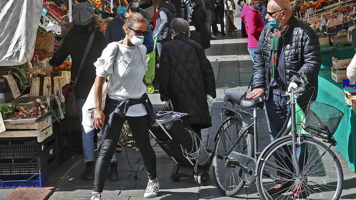 Coronavirus, le foto del mercato di Piazza delle Erbe a Padova fanno discutere: Affollato o no?