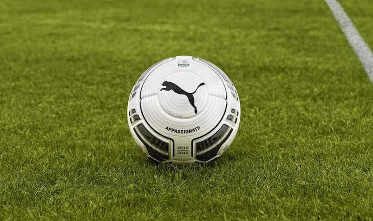 Catania, l'allenatore ferma un avversario in contropiede e viene espulso