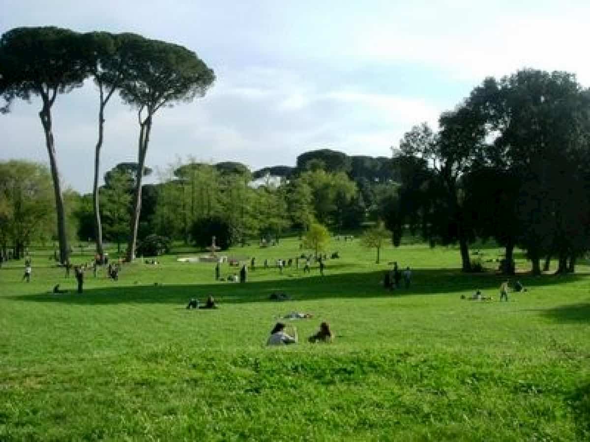 Coronavirus, a Roma chiusi parchi, aree giochi e ville