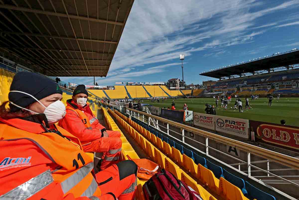 Coronavirus, caos calcio. Spadafora: "Fermare subito la Serie A". Parma-Spal sospesa, poi il via libera
