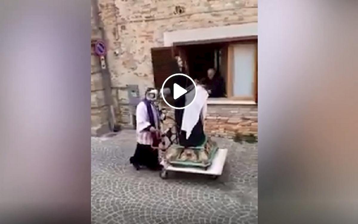 Coronavirus vieta le messe: in Abruzzo il parroco porta la statua della Madonna casa per casa
