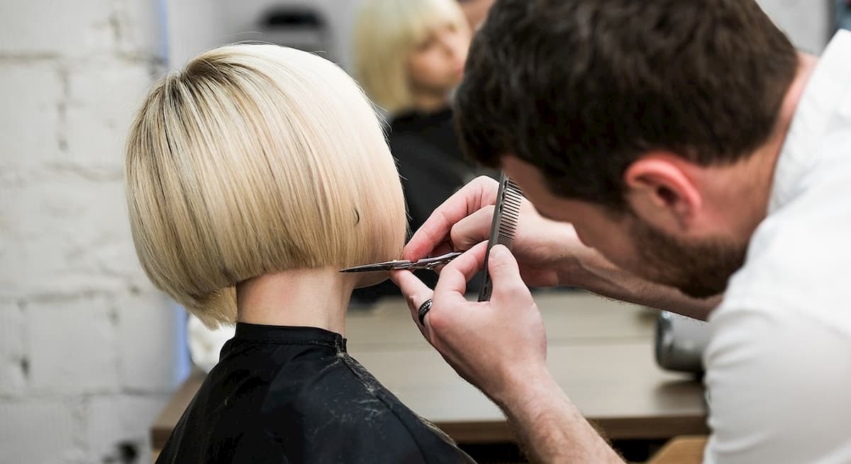 Coronavirus, dal parrucchiere o al centro estetico dentro uno alla volta