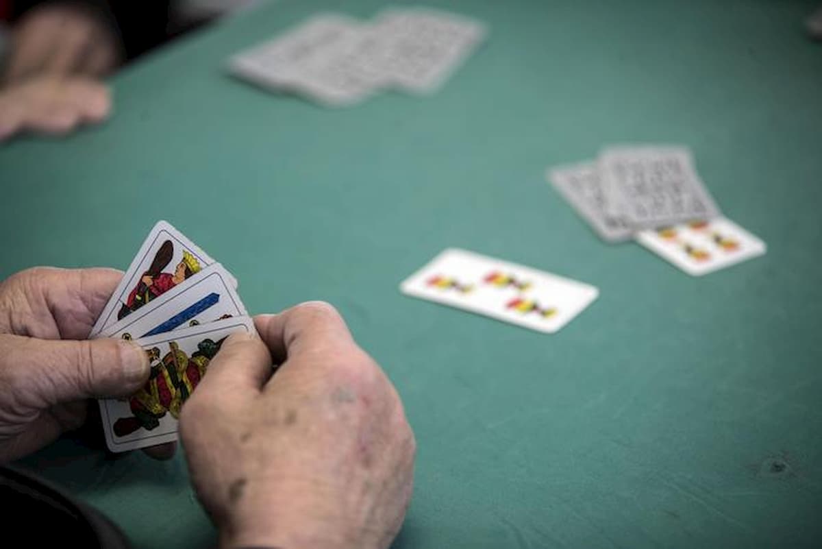 A Bresso (Milano) il contagio è cominciato con le partite a carte