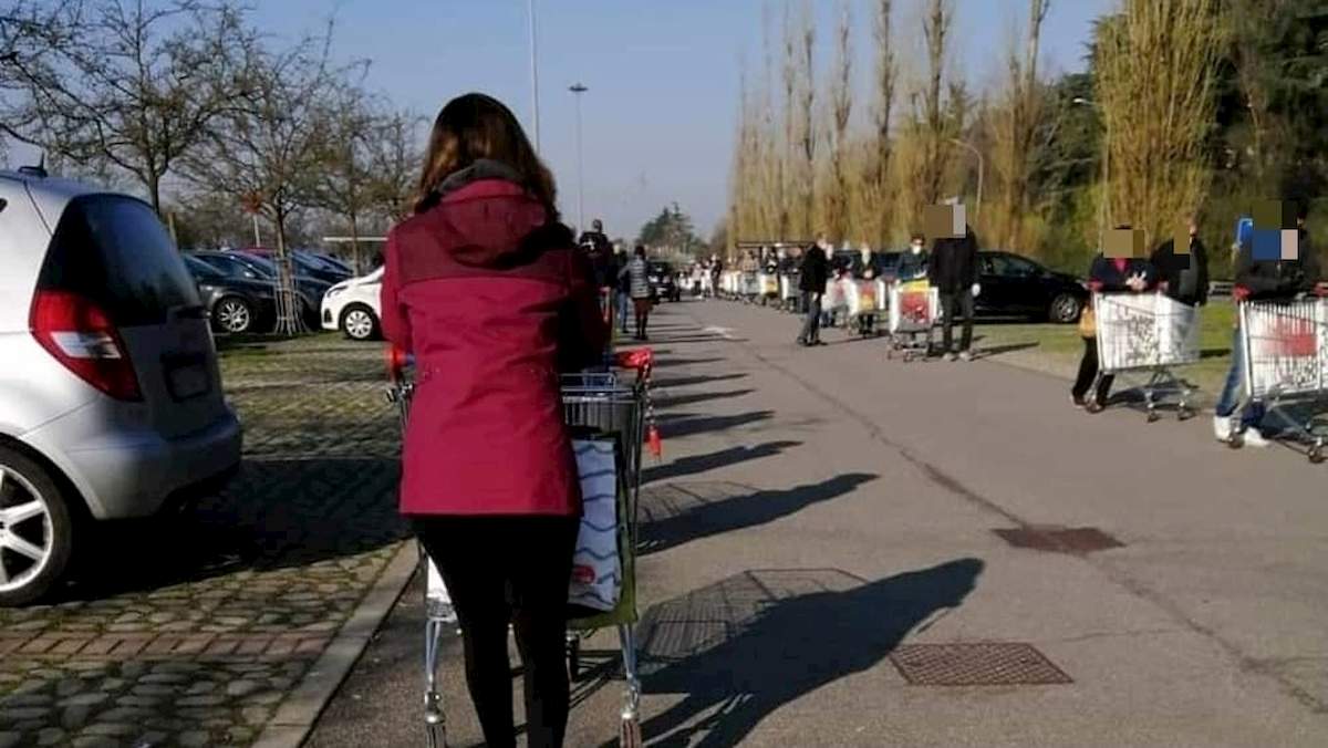 pioltello fila supermercato