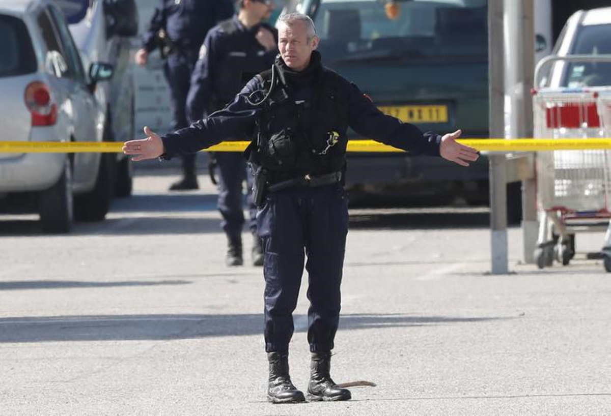 Parigi attacco bomba università di Evry: polizia circonda edificio