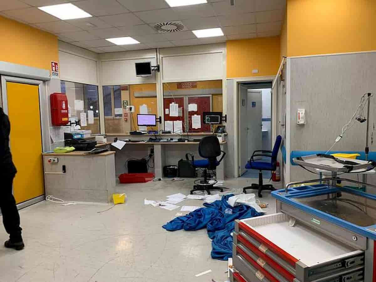 Pronto Soccorso Napoli, attaccatelo e sfasciatelo perché...è presidio dello Stato