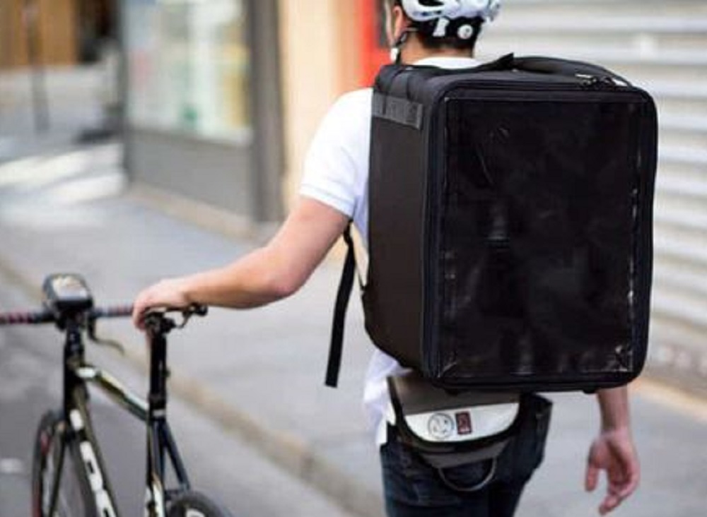 Coronavirus. Food delivery, mantenerlo o sospenderlo? Di certo moltiplica i contatti