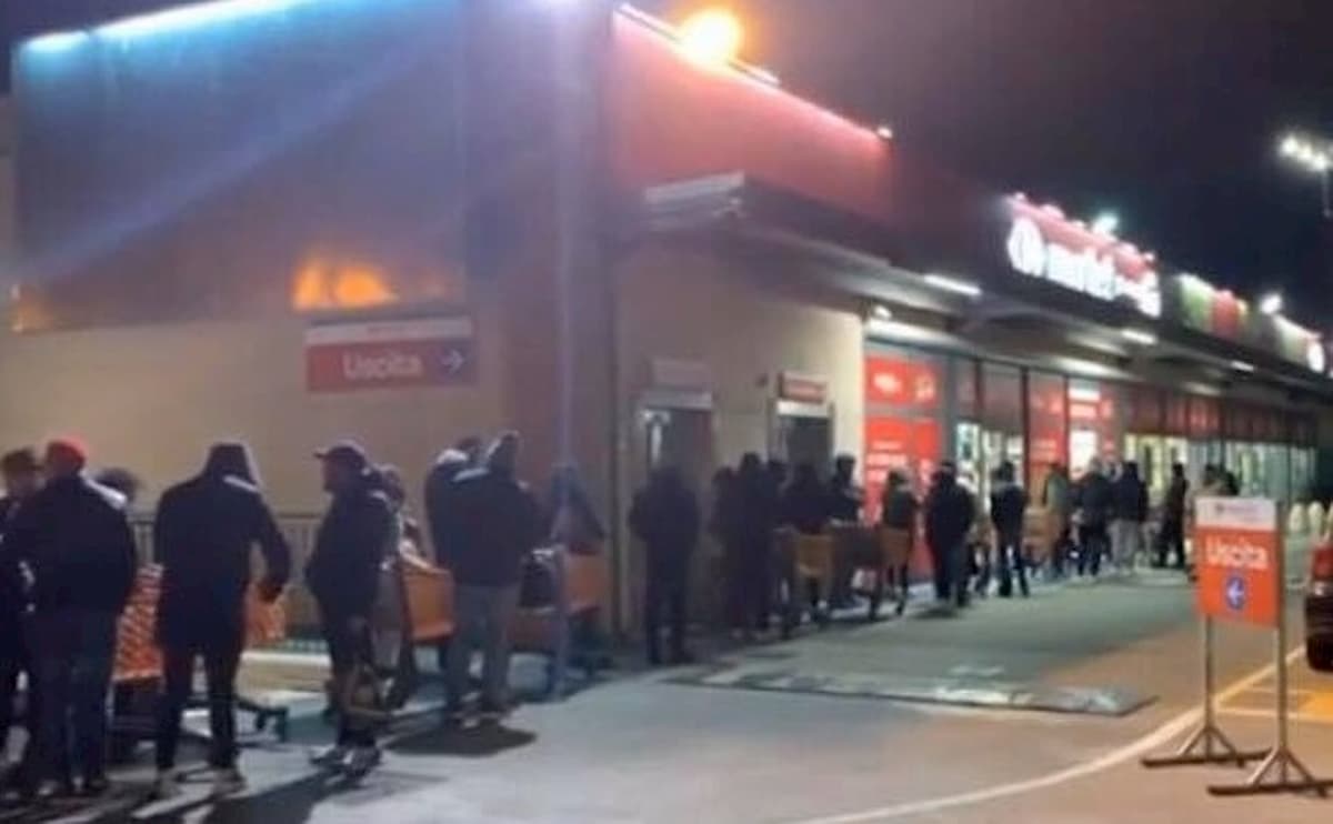 Coronavirus, supermercati presi d'assalto a Roma e Napoli. Sui social: "Ma non dovevamo restare a casa?"