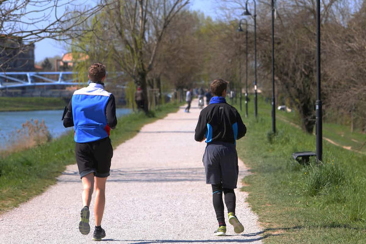 Coronavirus runner Montesilvano rimproverato da vicini distrugge auto