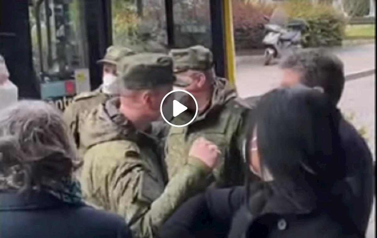 russi salutano con il gomito