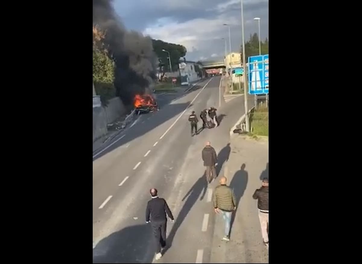 Salerno, fugge al posto di blocco e si schianta: aggredisce carabinieri che lo pestano VIDEO