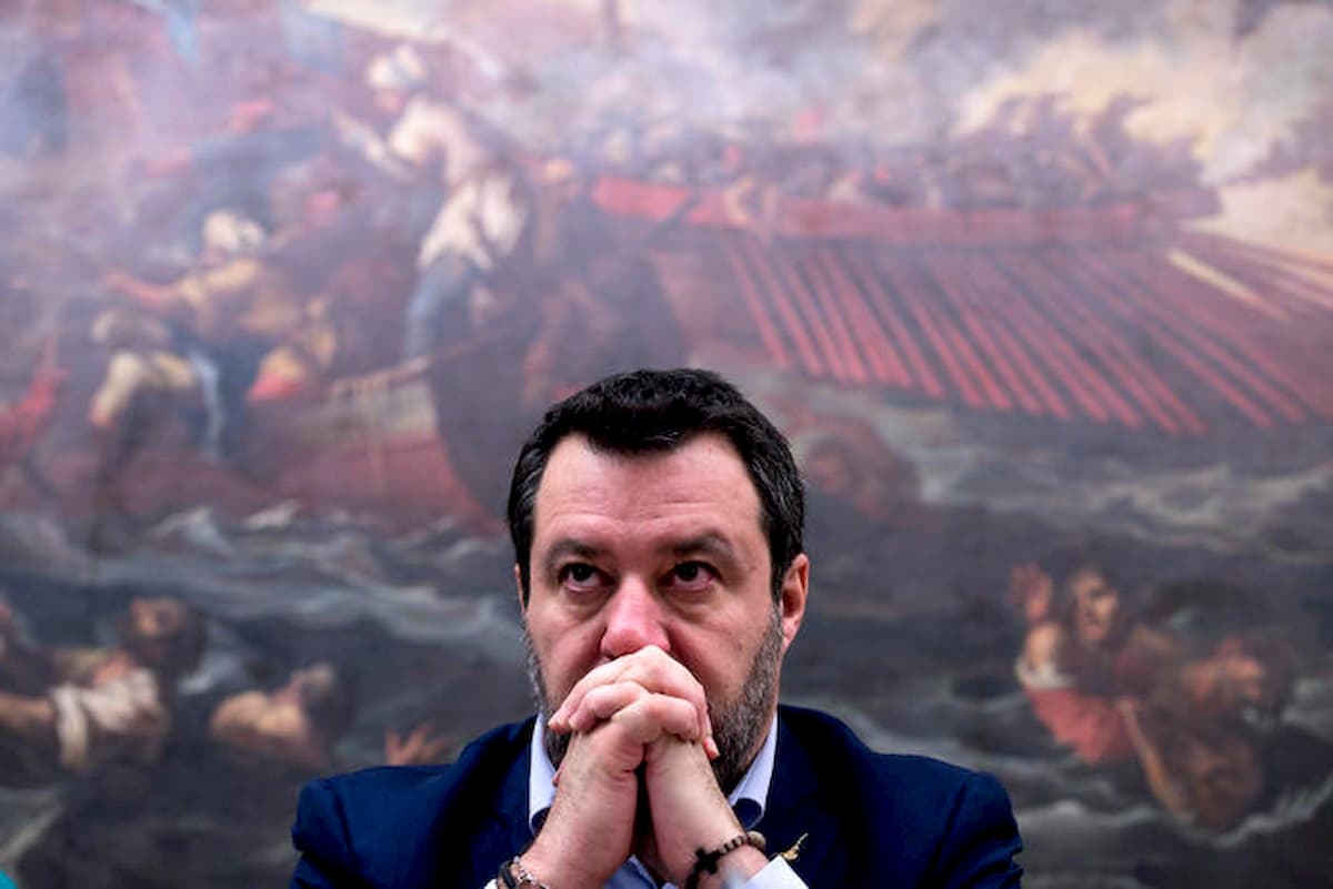 Coronavirus, Salvini: "Profumerie interesse nazionale? Tabaccai strategici? Chiudere tutto"