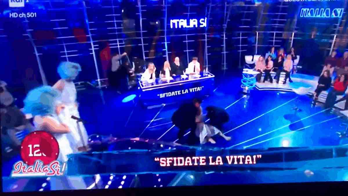 Italia Sì, Sandra Milo cade in diretta. Marco Liorni la soccorre VIDEO