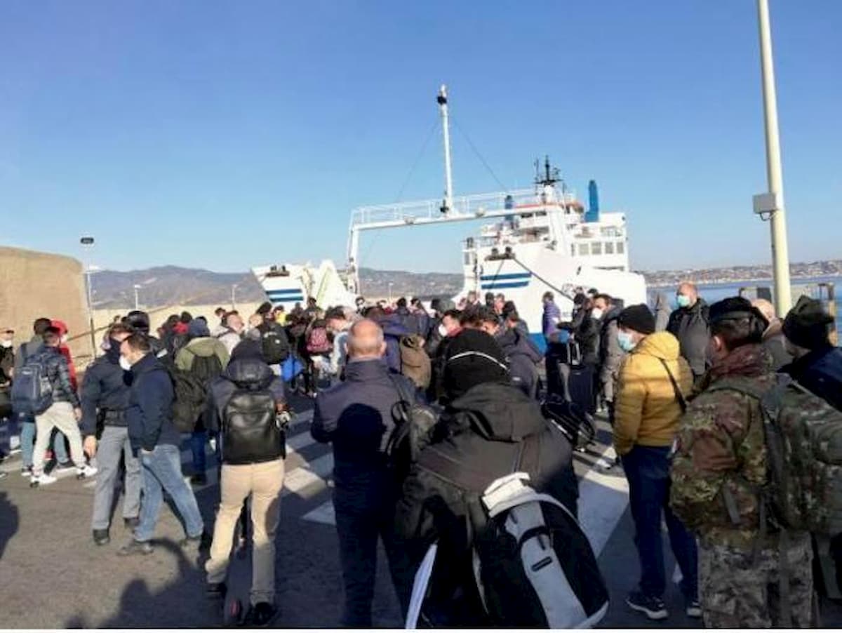 Sicilia. Troppi i rientri, si rischiano fino a 7mila contagi. 50 auto bloccate sullo Stretto