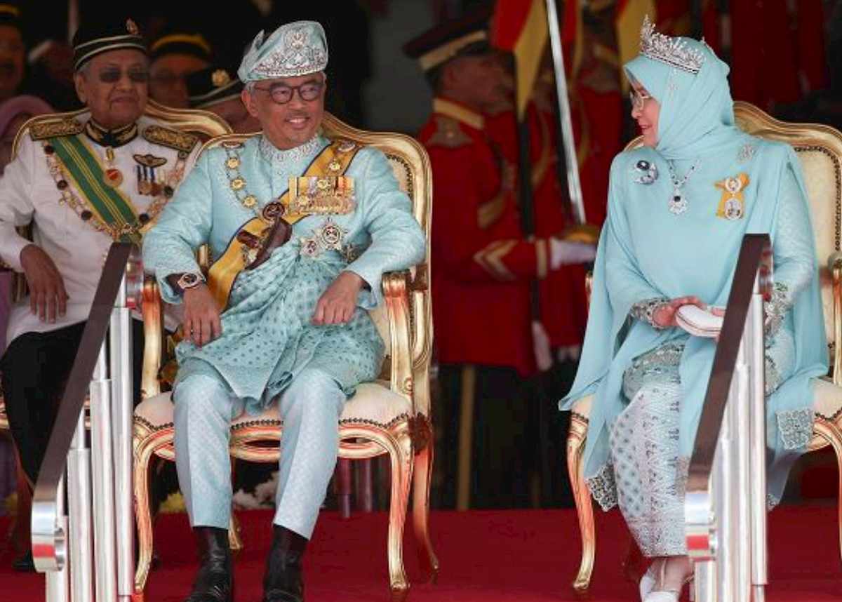 Coronavirus, anche il re e la regina della Malesia in quarantena. Ma primo test è negativo