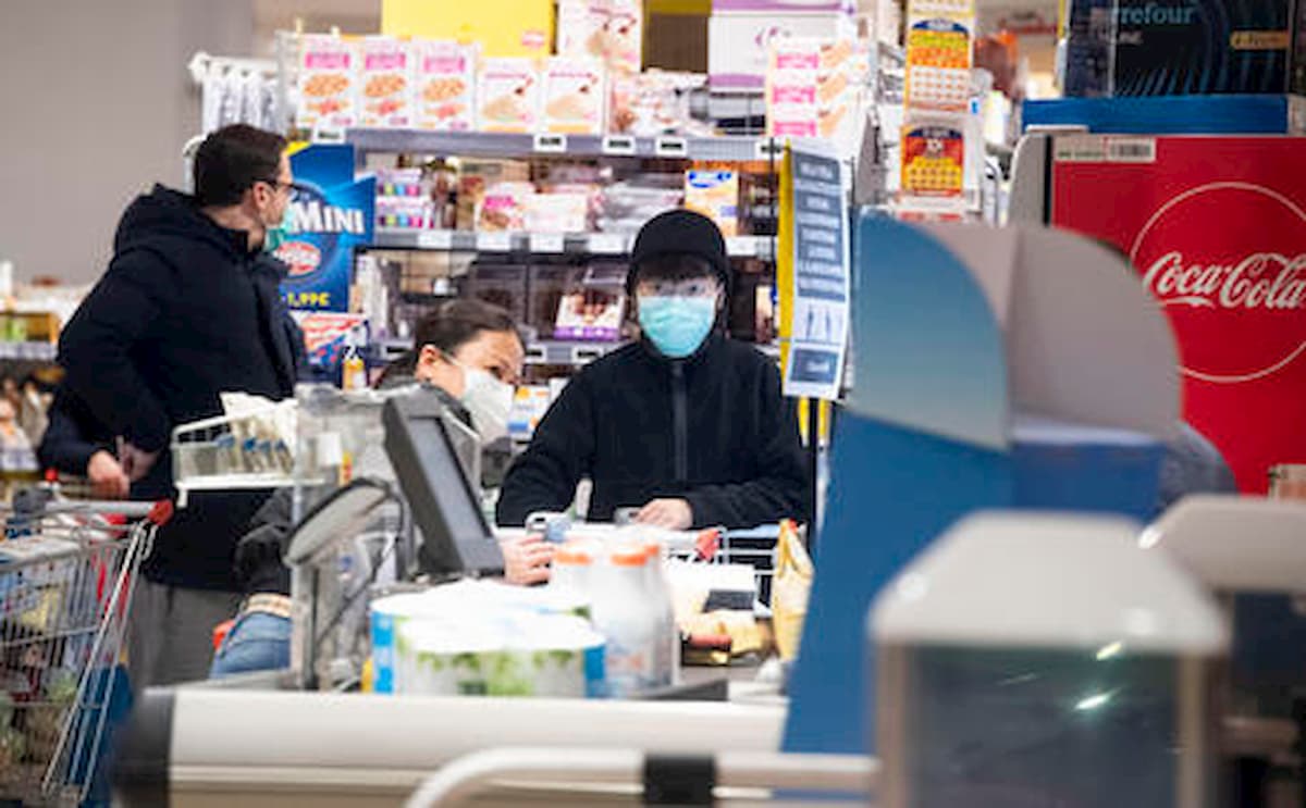 Coronavirus, a Mestre cliente positiva tossisce "di proposito" in faccia alla cassiera del supermercato