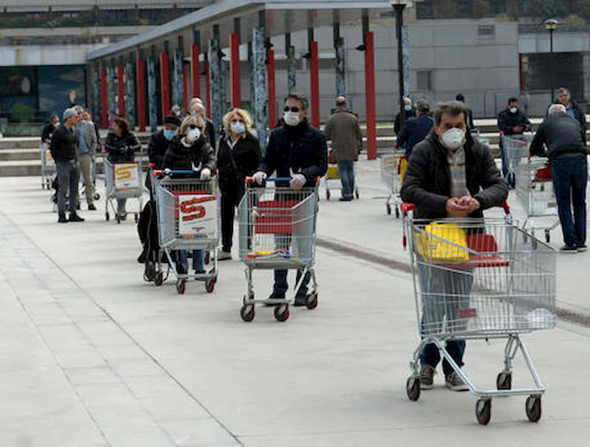 Coronavirus, nei supermercati della Lombardia misurazione della febbre all'ingresso. E ipotesi fasce orarie per anziani