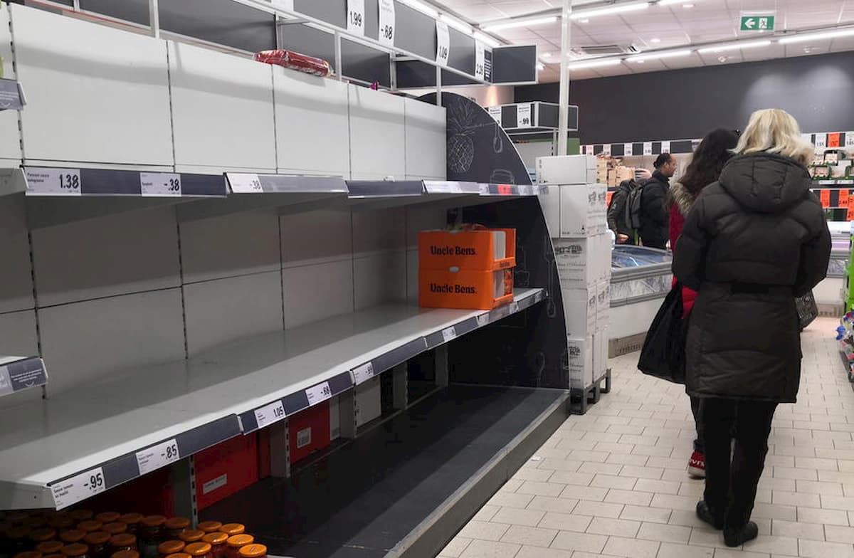 Coronavirus, nel Regno Unito carta igienica a ruba: i supermercati mettono un tetto agli acquisti