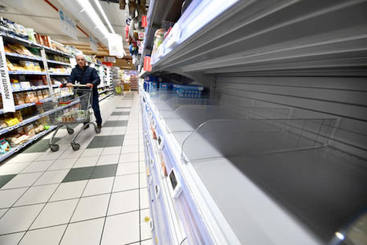 Coronavirus, l'infettivologo Galli: "I supermercati dovrebbero stare aperti h24 per evitare assembramenti"