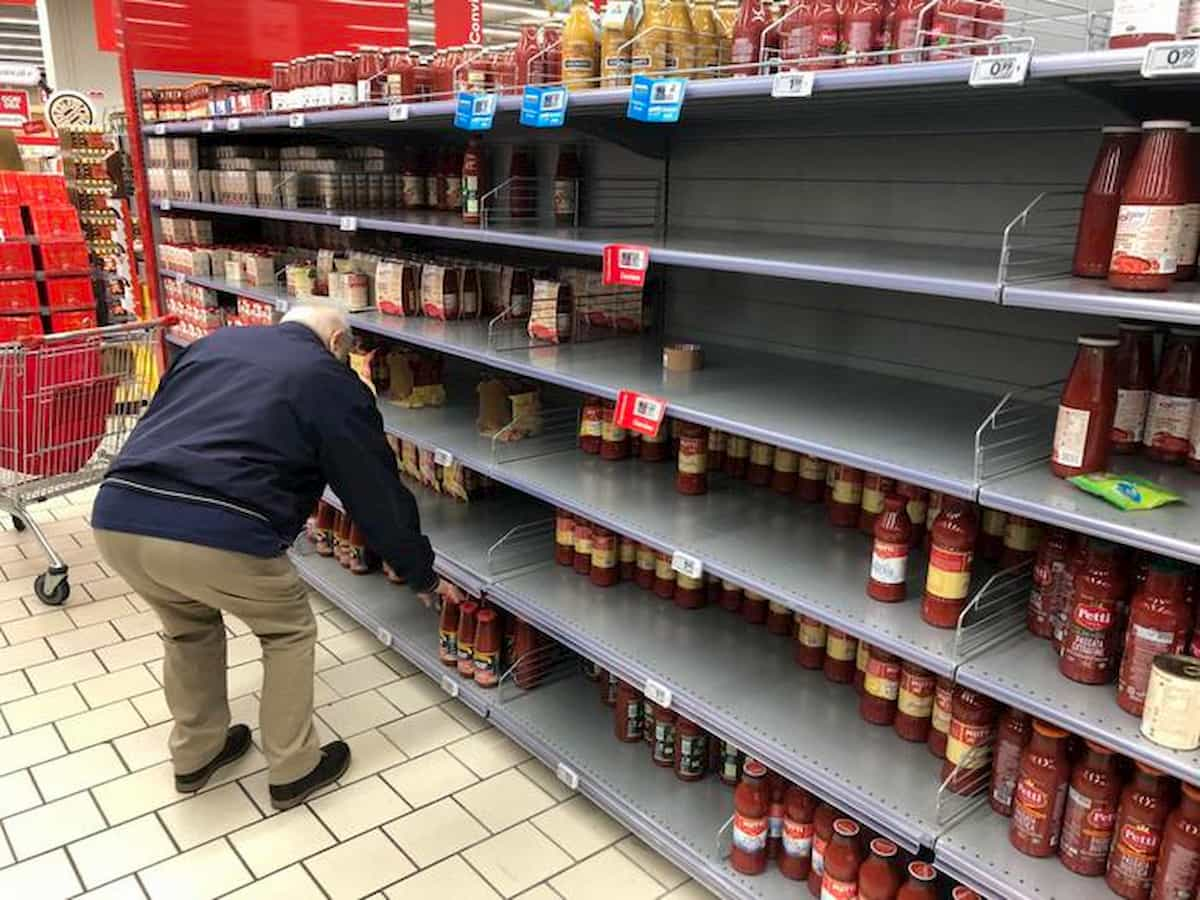 Supermercati, Coop chiude la domenica. Il ministro: "Riduciamo gli orari, ma restano aperti"