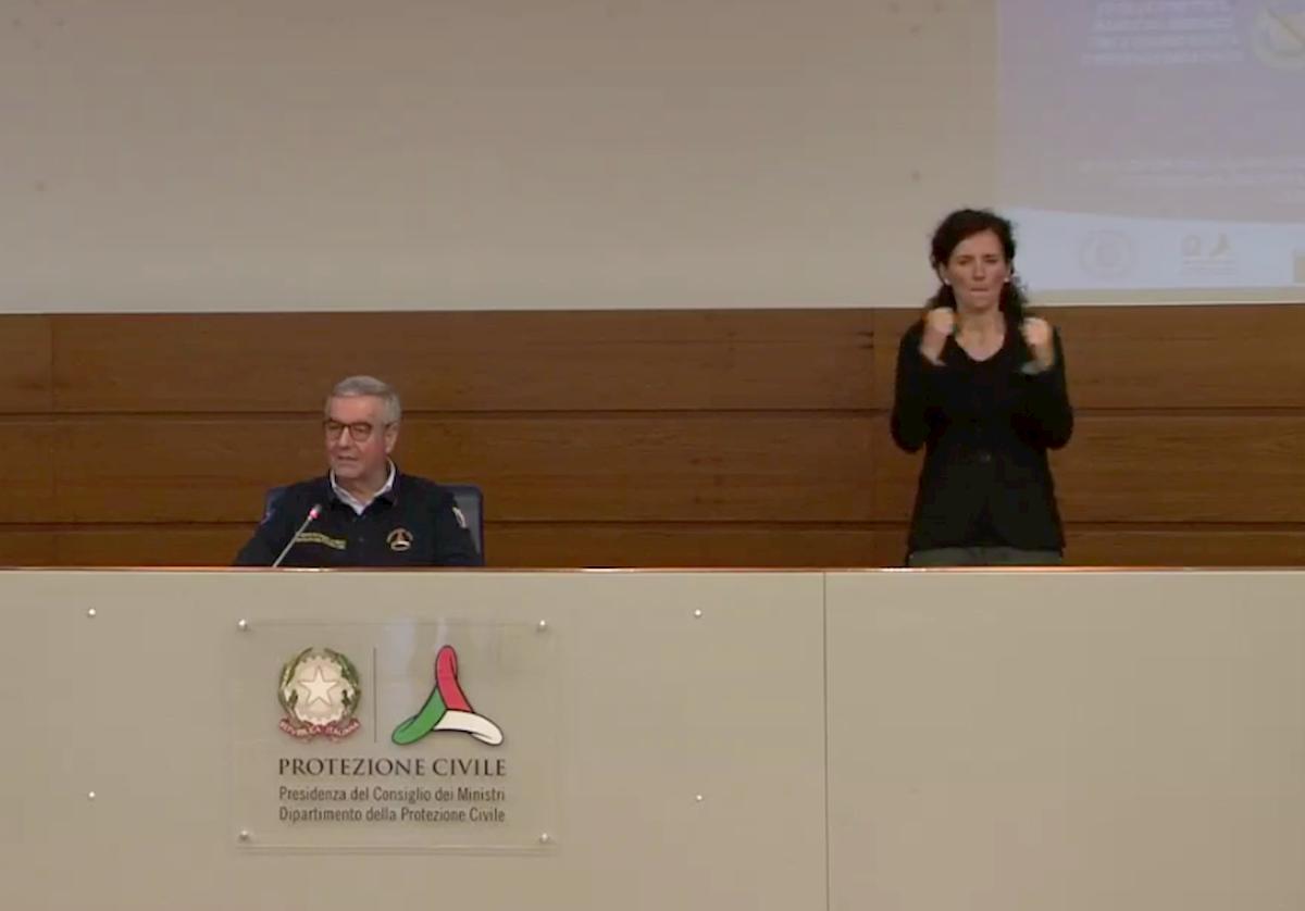 Susanna Di Pietra, chi è l'interprete Lis che traduce il bollettino della Protezione Civile per i non udenti